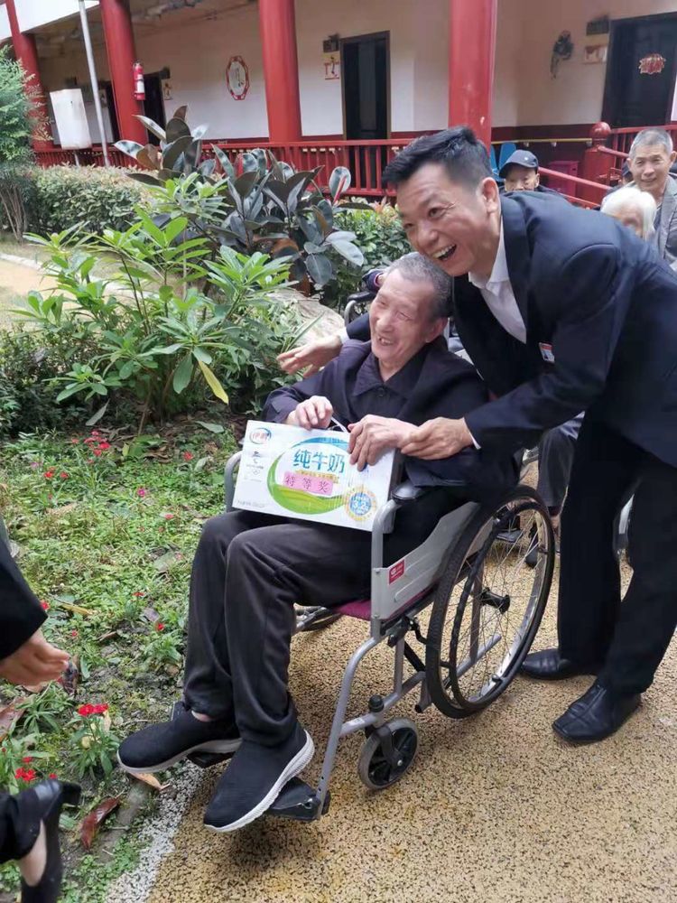 壽而康副總經(jīng)理任孝忠先生參加武侯院一區重陽(yáng)節慶節活動(dòng)。