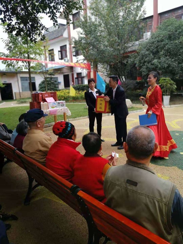 載歌載舞、評優(yōu)頒獎、現場(chǎng)抽獎。